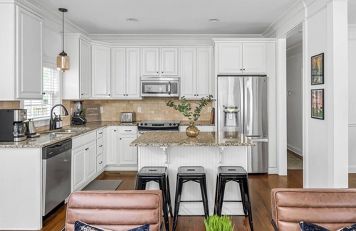 The Nations House | The Nations Farmhouse - King Bed & Backyard Deck - Less than 10 min to Broadway!