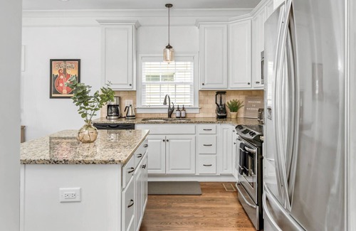 The Nations House | The Nations Farmhouse - King Bed & Backyard Deck - Less than 10 min to Broadway!