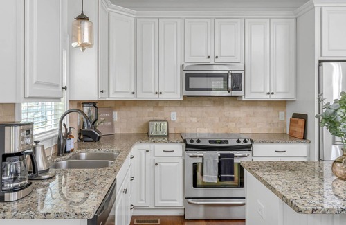 The Nations House | The Nations Farmhouse - King Bed & Backyard Deck - Less than 10 min to Broadway!