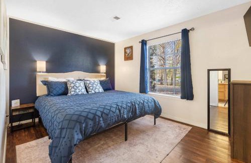 Table Rock House | The Nautical Nook - Charming Walk-In Condo for 4