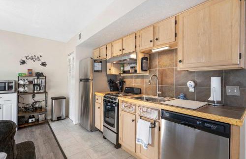 Table Rock House | The Nautical Nook - Charming Walk-In Condo for 4