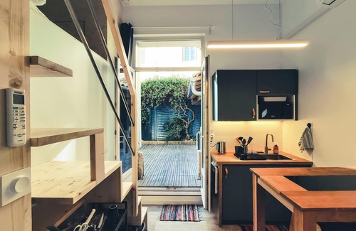 Gares Apartment | The nest. Cozy studio with air-conditioning and patio, central, 2 steps from the station, very quiet.