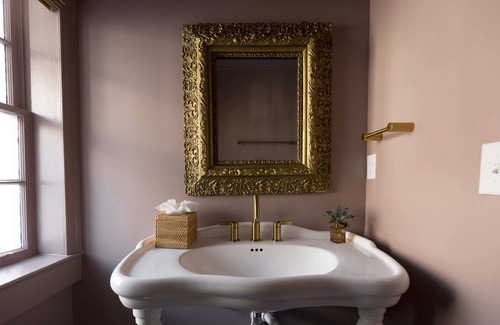 Harleston Village Bed & Breakfast | The Nicholas Carriage King Suite - Walk to King