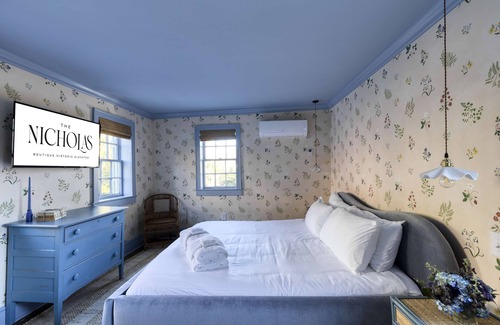 Harleston Village Bed & Breakfast | The Nicholas Carriage King Suite - Walk to King