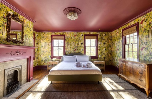 Harleston Village Bed & Breakfast | The Nicholas King Suite- Walk to King