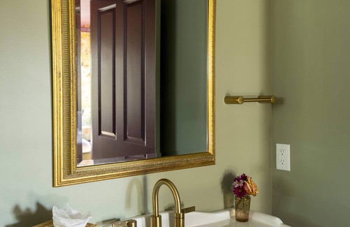 Harleston Village Bed & Breakfast | The Nicholas King Suite- Walk to King