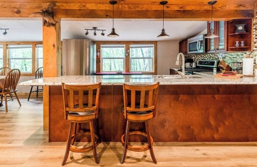 East Stroudsburg Cabin | The Nook - lodge cabin with hot tub at Shawnee Mtn