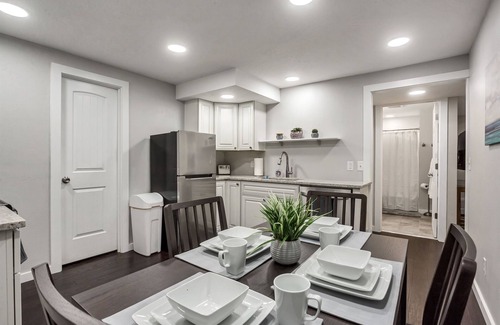 Lakeview Apartment | The Nook – Stylish Basement Stay - Waffles too!