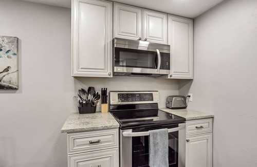 Lakeview Apartment | The Nook – Stylish Basement Stay - Waffles too!