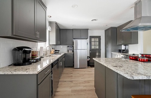 Richardson House | The Oak King Bed Huge Backyard