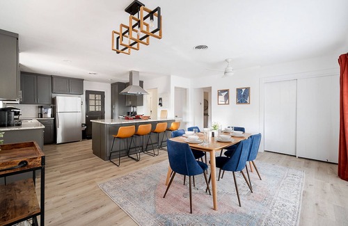 Richardson House | The Oak King Bed Huge Backyard