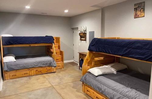 Emporia Cabin | "The Oaks" a country retreat just 2 miles away from town.