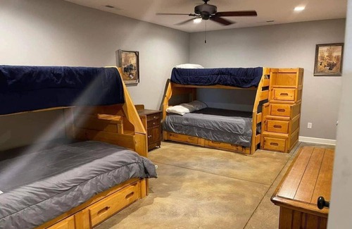 Emporia Cabin | "The Oaks" a country retreat just 2 miles away from town.