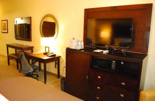 Paso Robles Hotel | The Oaks Hotel & Suites