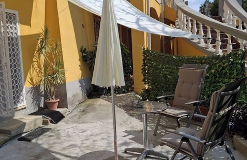 Paola Apartment | The Oaks. room for two.