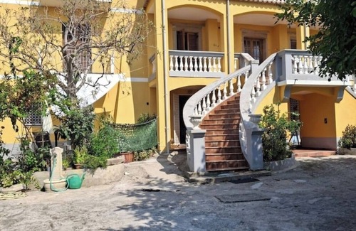 Paola Apartment | The Oaks. room for two.