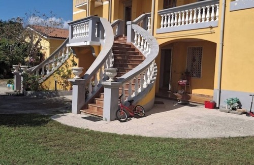 Paola Apartment | The Oaks. room for two.