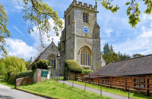 Child Okeford House | The Oaks - Uk33998