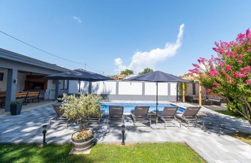 Trilj House | The Oasis - Family-Friendly Holiday Home with Heated Pool