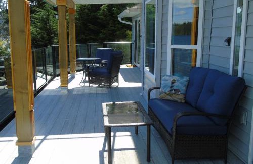 Coal Harbour Hotel | The Oceanfront Inn on Stephens Bay