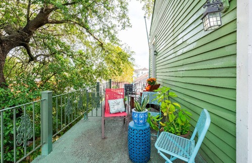 Mid-City House | The Okra Inn Iberville Half House-3BR, 1.5BA, Steps to Streetcar (4019)