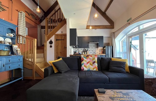 Llanfihangel Tal-y-llyn House | The Old Byre at Llandetty Hall Farm Brecon Beacons Historic Barn Farm Stay