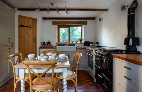 Totnes Cottage | The Old Coach House - cosy barn, garden and parking