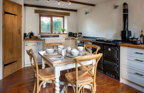 Totnes Cottage | The Old Coach House - cosy barn, garden and parking