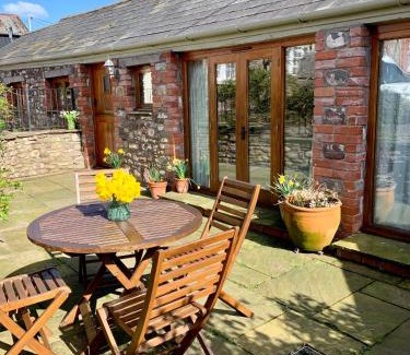 Llanvair Kilgeddin Apartment | The Old Coach House