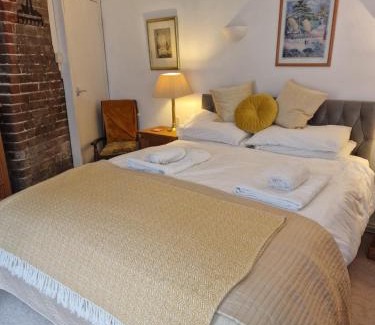 New Forest District House | The Old Dairy, comfy 1 bedroom apartment with lounge,bathroom and kitchenette near town, pubs and walks