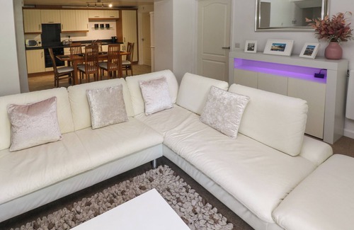 Tenby House | THE OLD FARM HOUSE, pet friendly, with a garden in Pentlepoir