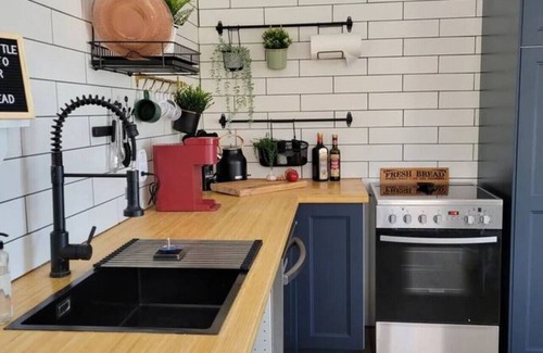 Queens Apartment | The Old Kettle Cabin with Hot Tub