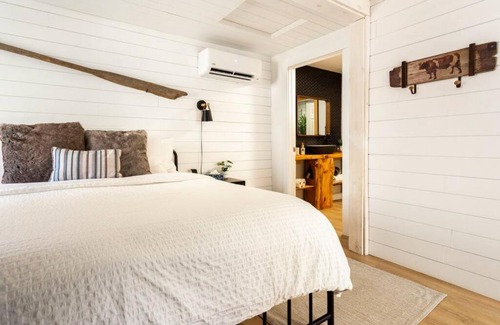 Queens House | The Old Kettle Cabin with Hot Tub