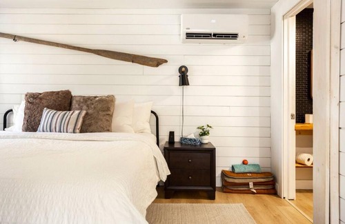 Queens House | The Old Kettle Cabin with Hot Tub