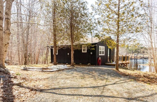 Queens House | The Old Kettle Cabin with Hot Tub