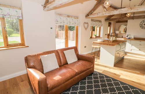 Defford Cottage | THE OLD PIGGERY, pet friendly, character holiday cottage in Defford