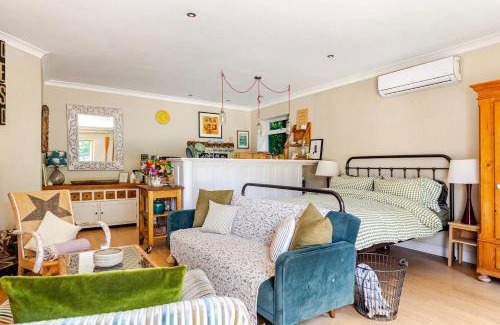 Bradford-on-Avon Apartment | The Old Pool House, Stylish Large Studio in Private Country Estate with Air Con