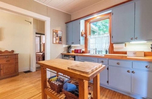 Lac-Brome Ski Chalet | The Old School | Spa | Natural Park | Countryside