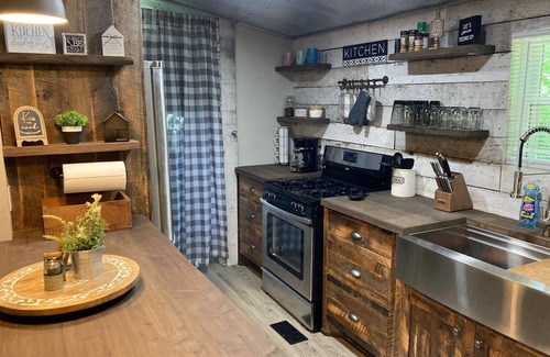 Stockdale House | The Ole' Farmhouse w Guest Suite and Hot Tub
