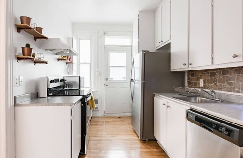 Maisonneuve Apartment | The Olympic 7 | Steps from Stadium, Food Market & Metro!