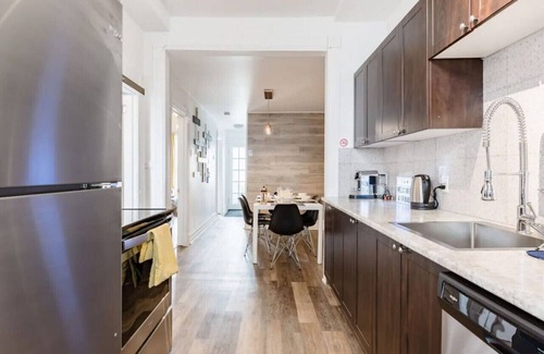 Maisonneuve Apartment | The Olympic 7 | Steps from Stadium, Food Market & Metro!