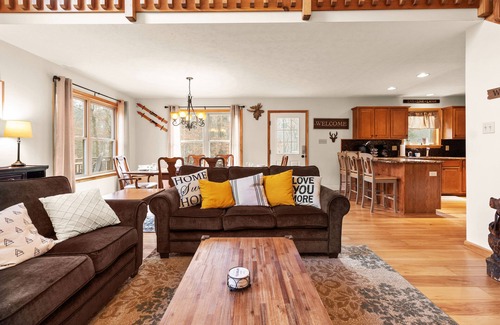 Albrightsville Ski Chalet | “THE ONE” Chalet, Perfect Getaway w/Hot Tub, Multicade, Pool Table