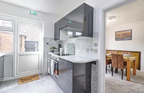 Basildon House | The Only Way is Basildon, close to town, Trade and corporate guests also welcome