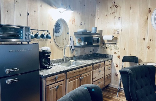 Freeport House | The Outlet Studio, Rustic Comfort w Fireplace