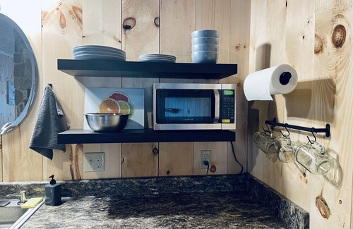 Freeport House | The Outlet Studio, Rustic Comfort w Fireplace