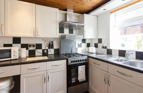 Liverpool House | The Oxton Club, Games Room, Garden, Fast WiFi, Pool Table, 7 Beds, near Anfield