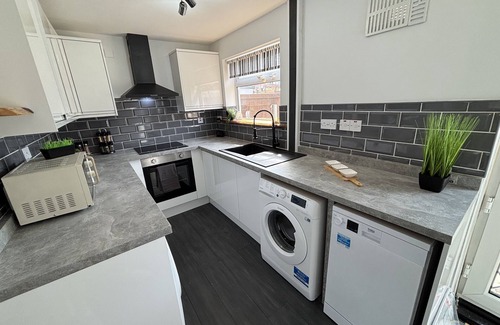 Braunstone House | The Packhorse Townhouse - Private Parking/Wifi