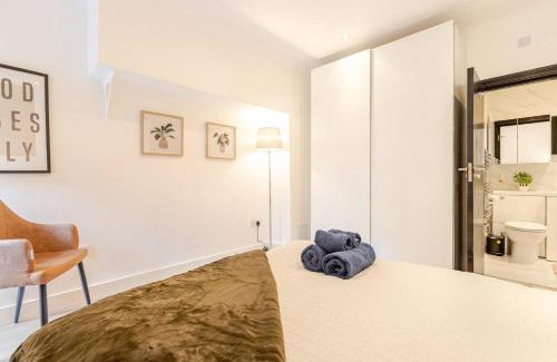 Harrow Road Apartment | The Paddington Pines - 2 bed en-suite apartment
