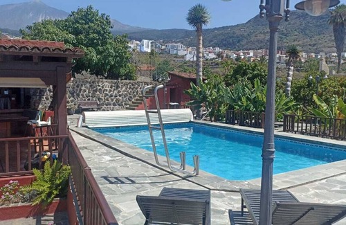 Icod de los Vinos Villa | The Palm Villa: A Canarian Oasis in Icod de los Vinos.