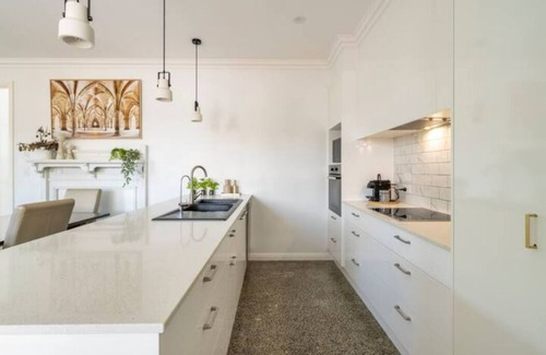 Ascot House | The Pandanus House /Lush Garden/2 Car Garage